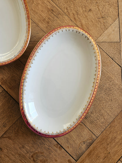 Ravier vintage en porcelaine. Décor raffiné rouge et doré. 