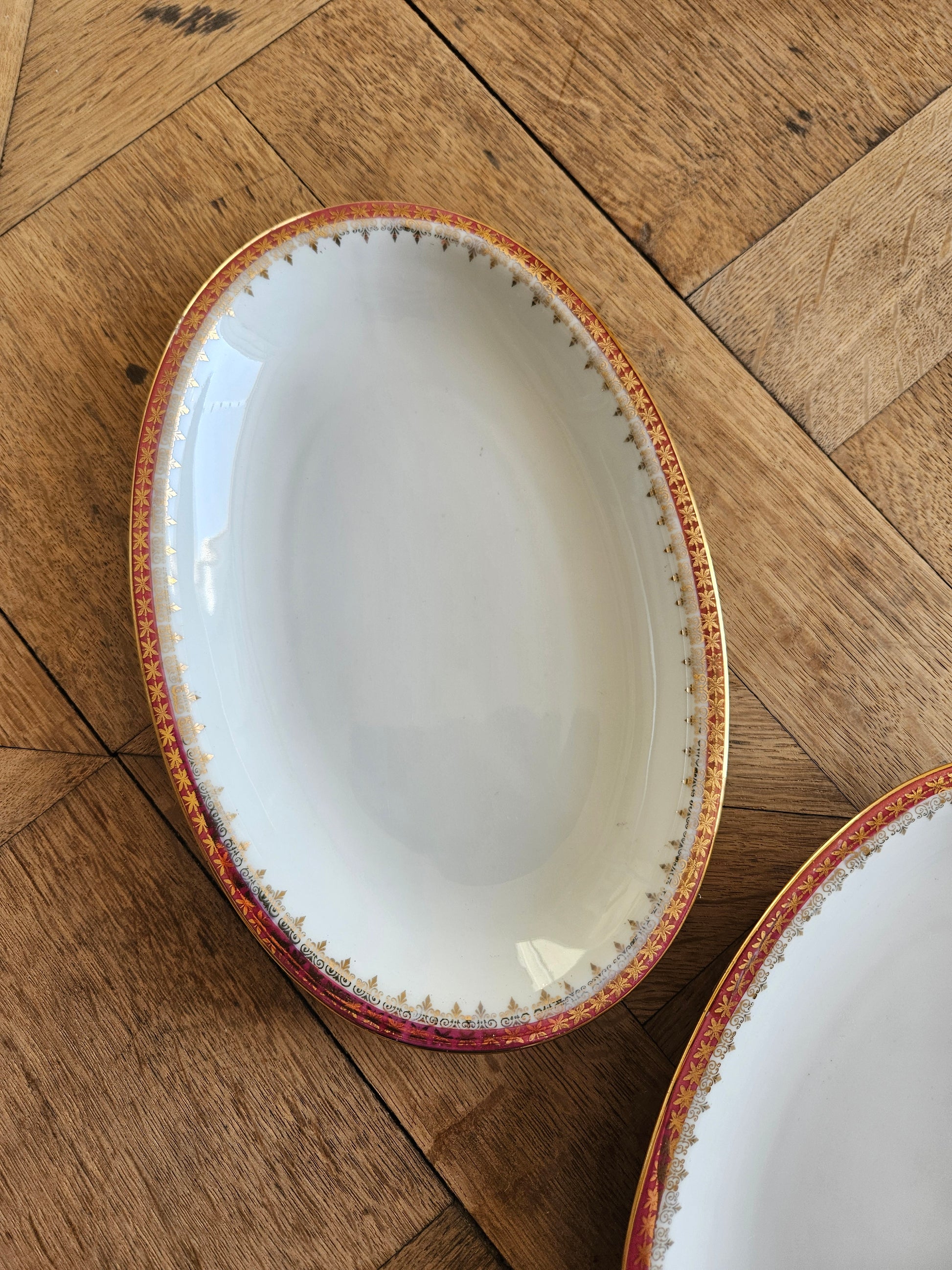 Ravier vintage en porcelaine. Décor raffiné rouge et doré. 
