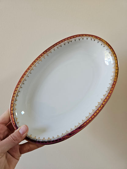 Ravier vintage en porcelaine. Décor raffiné rouge et doré. 