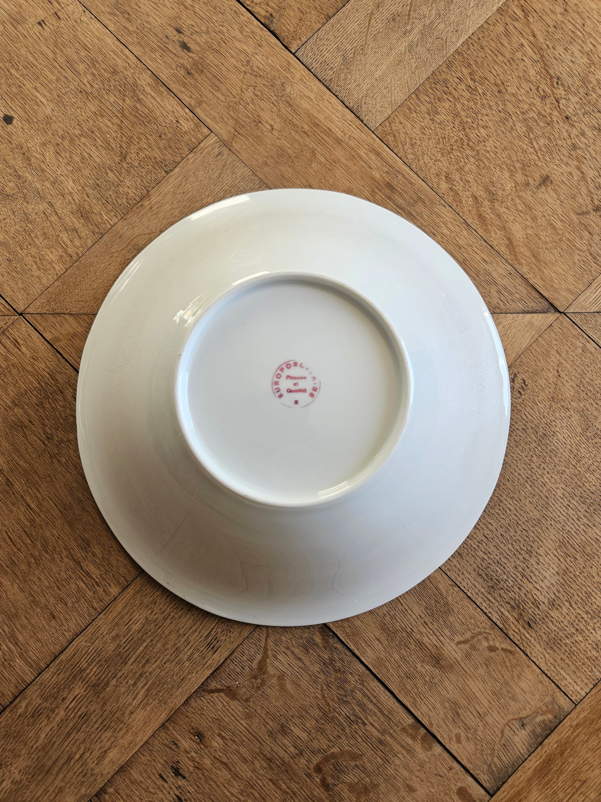 Saladier vintage en porcelaine, élégant décor rouge et or. Estampille Europorcelaine, finesse et qualité. 