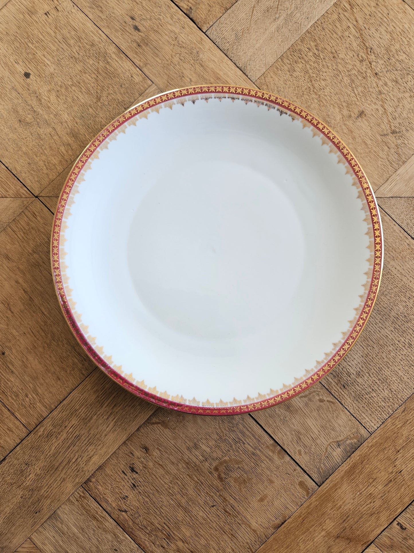 Plat rond en porcelaine, décor rouge et or
