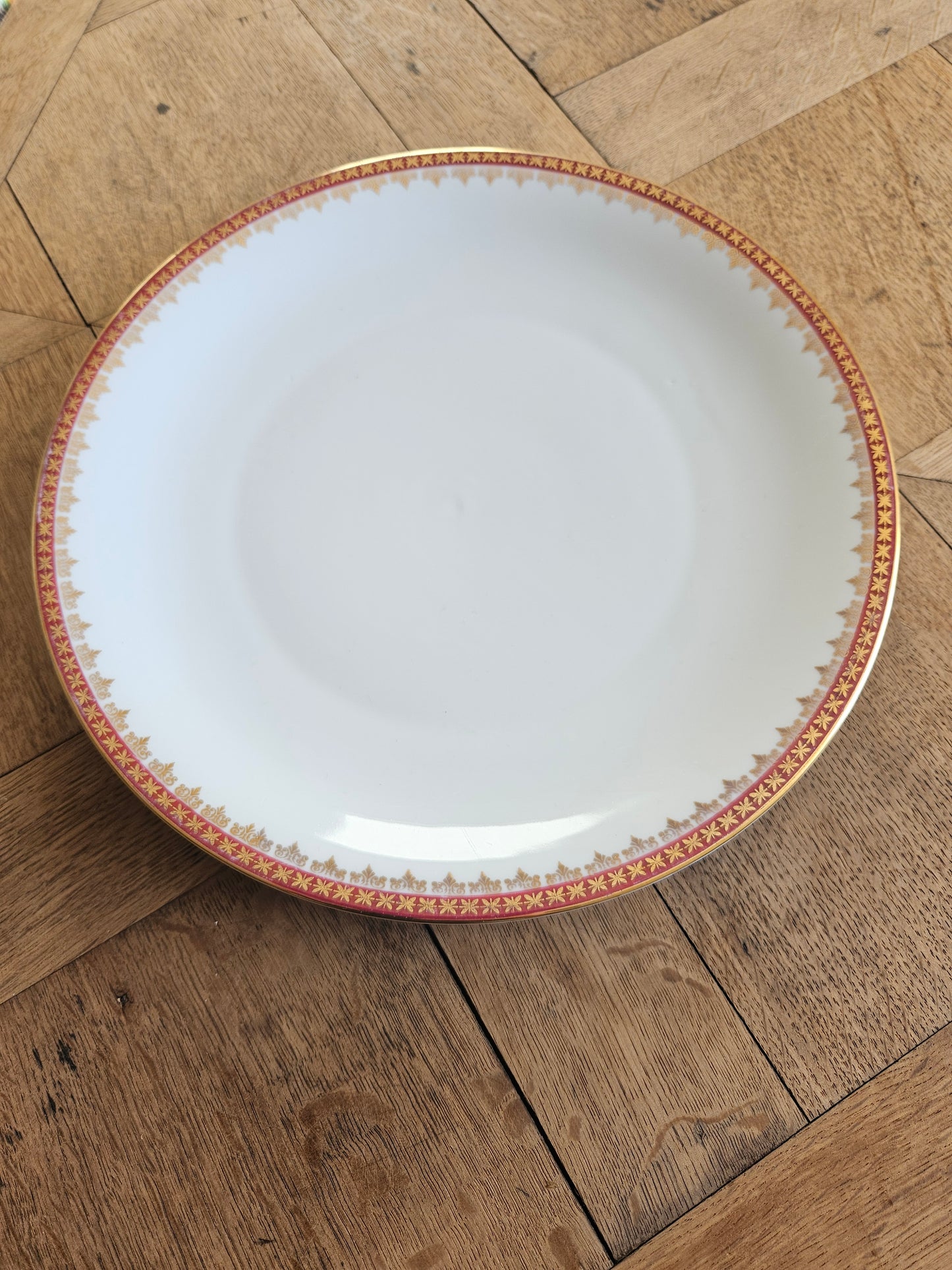 Plat rond en porcelaine, décor rouge et or