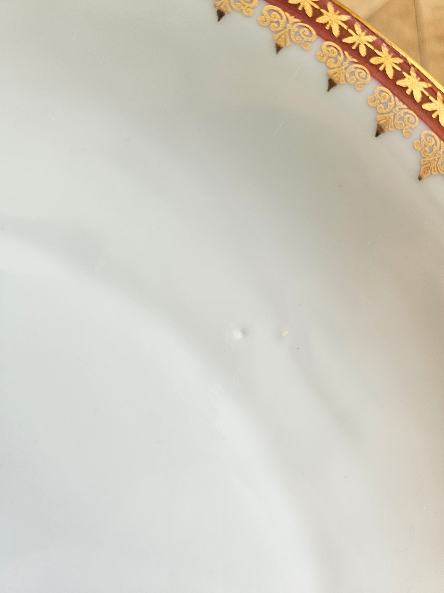 Plat rond porcelaine, rouge et or