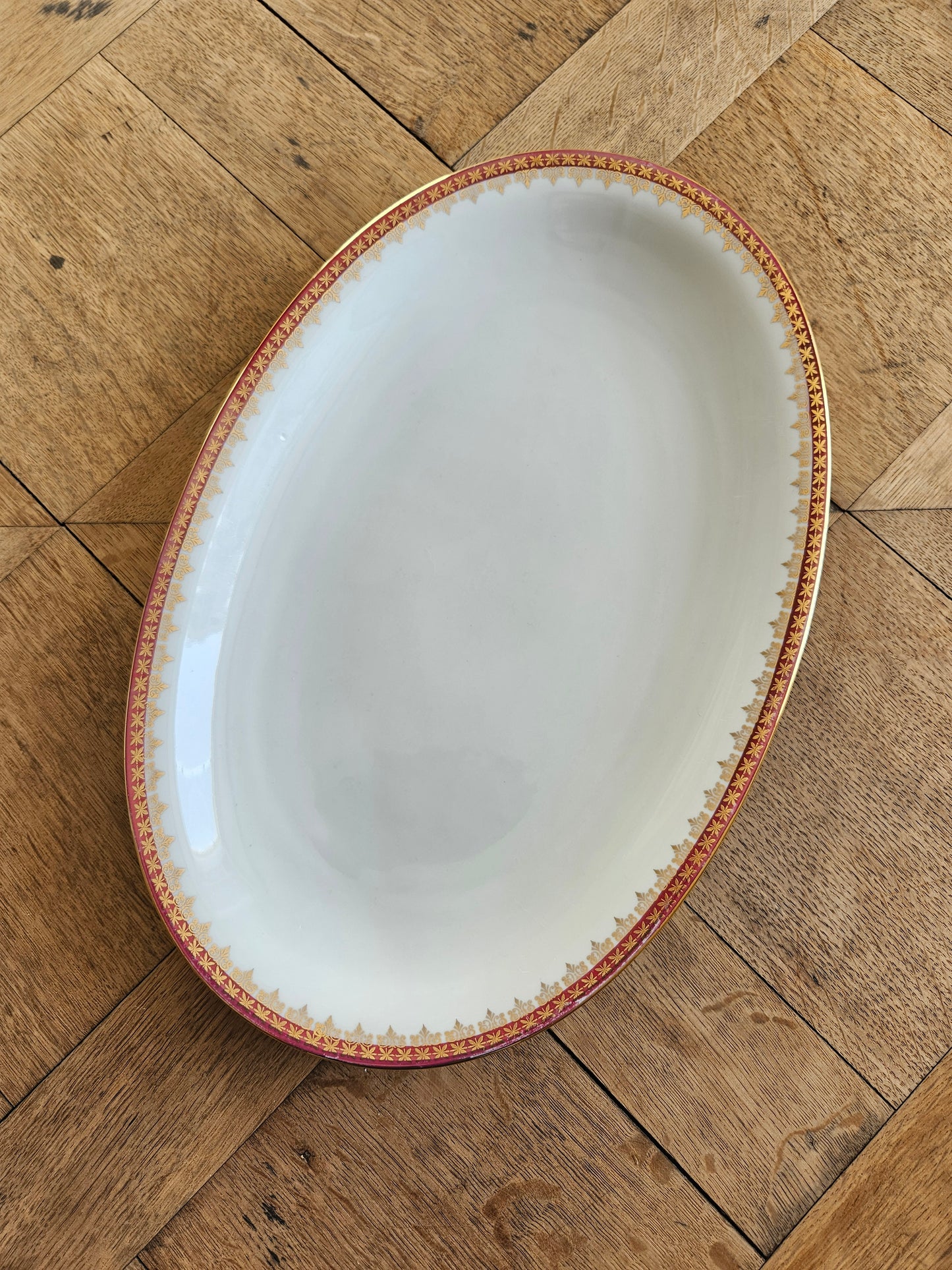 Plat ovale vintage en porcelaine, décor rouge et doré. 