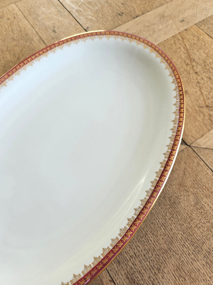 Plat ovale vintage en porcelaine, décor raffiné rouge et doré. 
