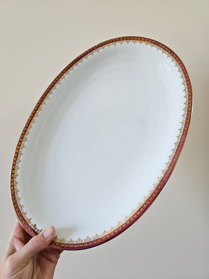 Plat ovale vintage en porcelaine, décor rouge et doré. 