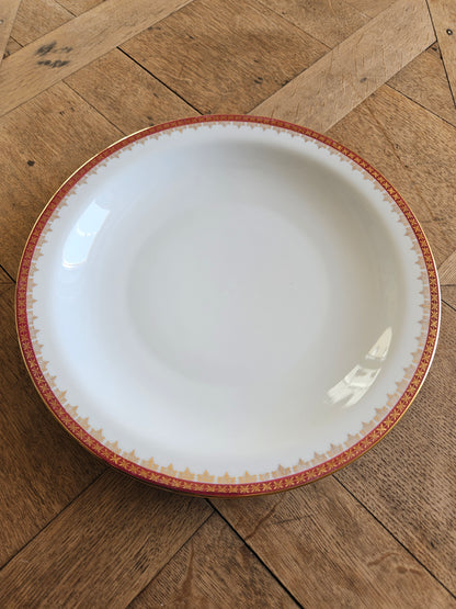 Plat creux vintage en porcelaine, décor rouge et or. Élégance et raffinement.