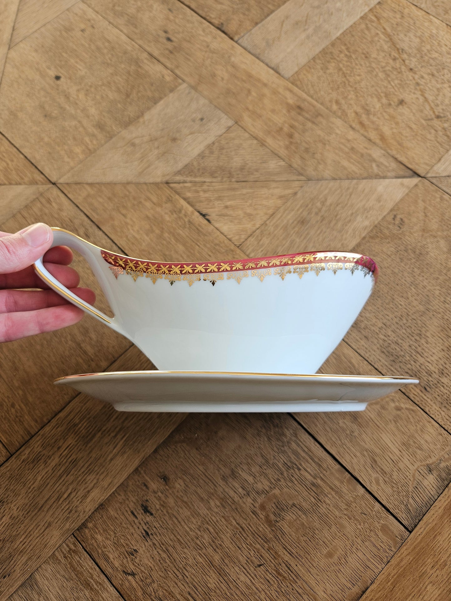 Saucière vintage en porcelaine. Décor rouge et doré. Pour table de fête. Europorcelaine. 