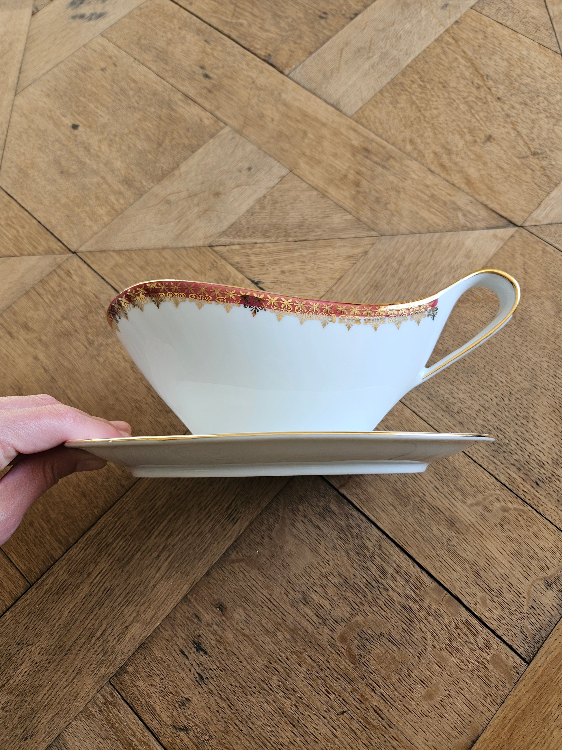 Saucière vintage en porcelaine. Décor rouge et doré. Pour table de fête.