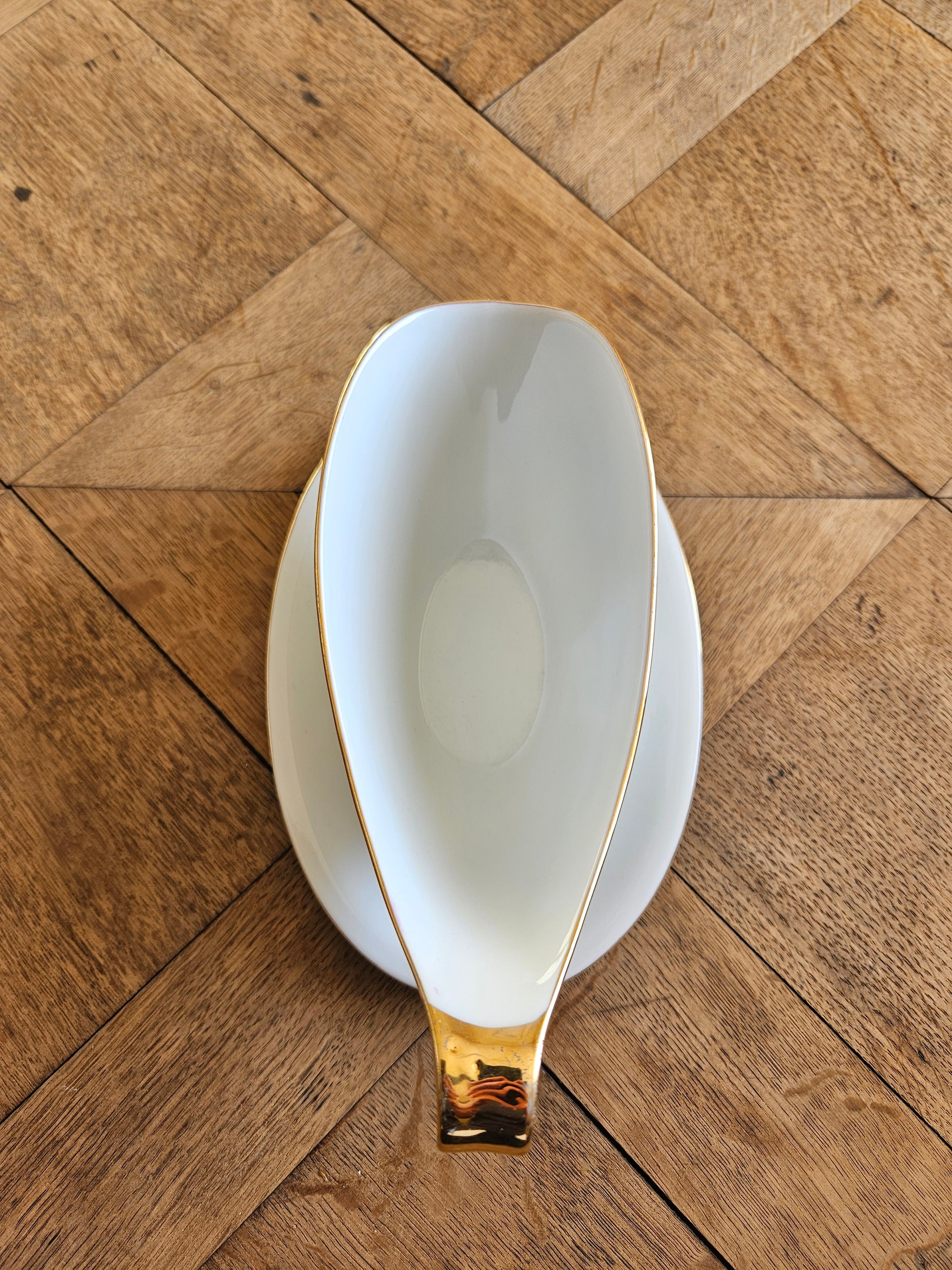 Saucière vintage en porcelaine. Décor rouge et doré. Pour table de fête.