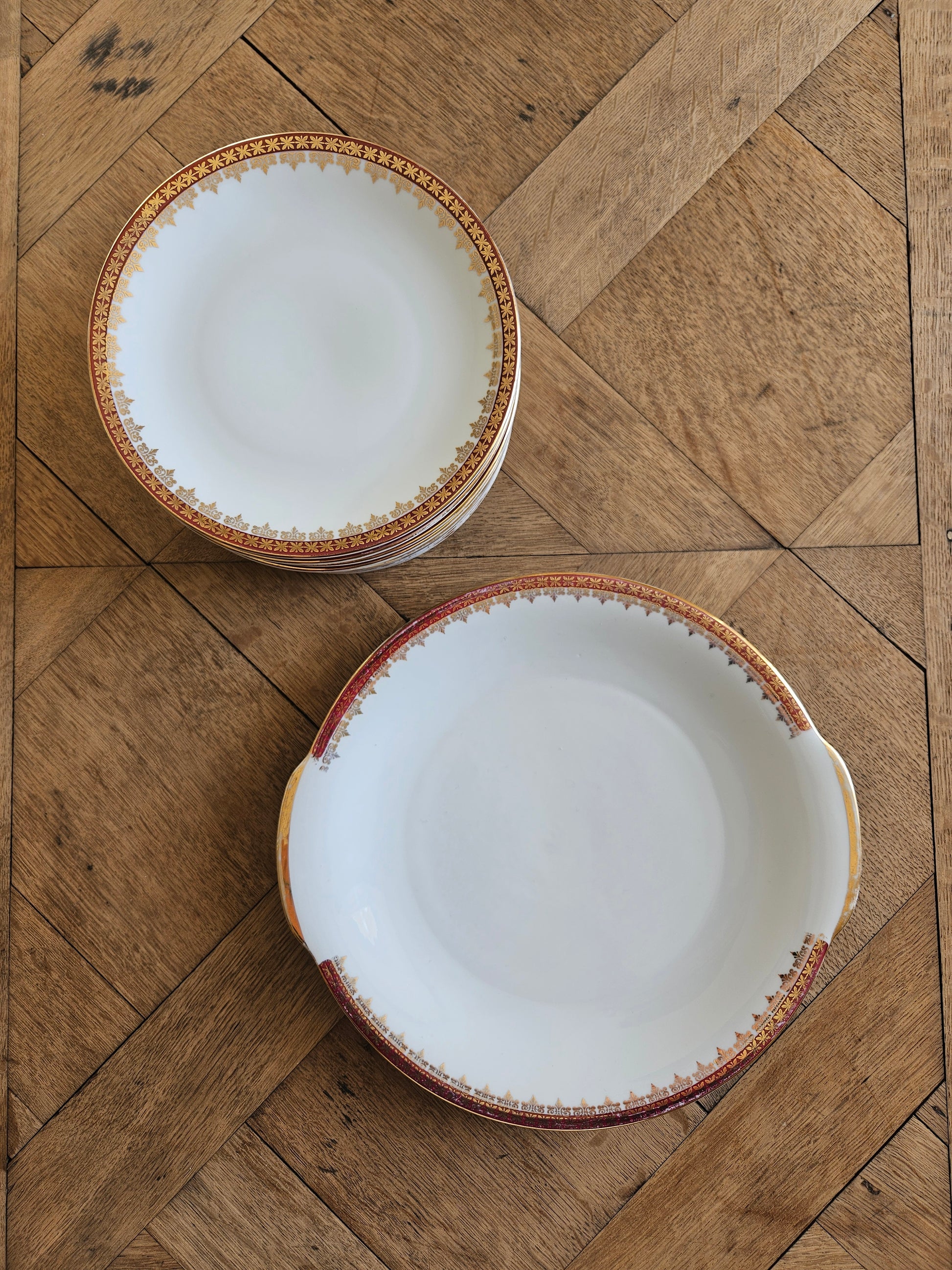 Assiettes à dessert et plat à tarte vintage en porcelaine, décor rouge et or