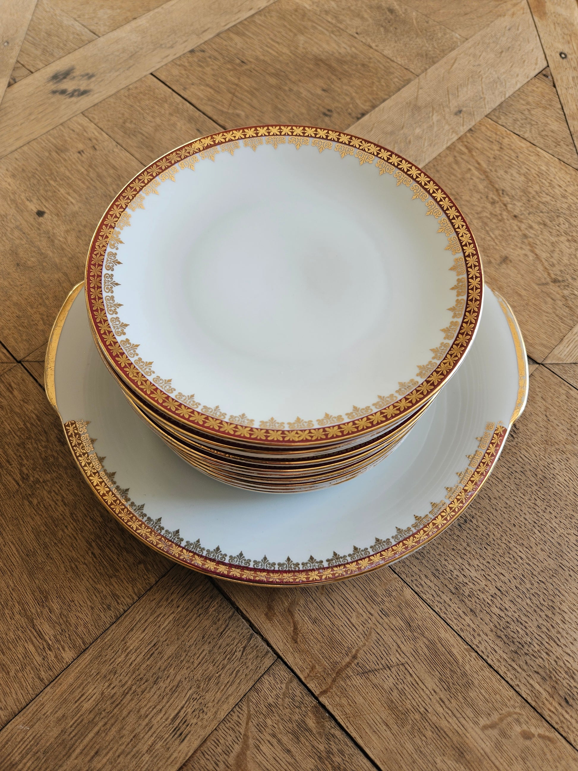 Service à dessert vintage en porcelaine, décor rouge et doré élégant et raffiné 