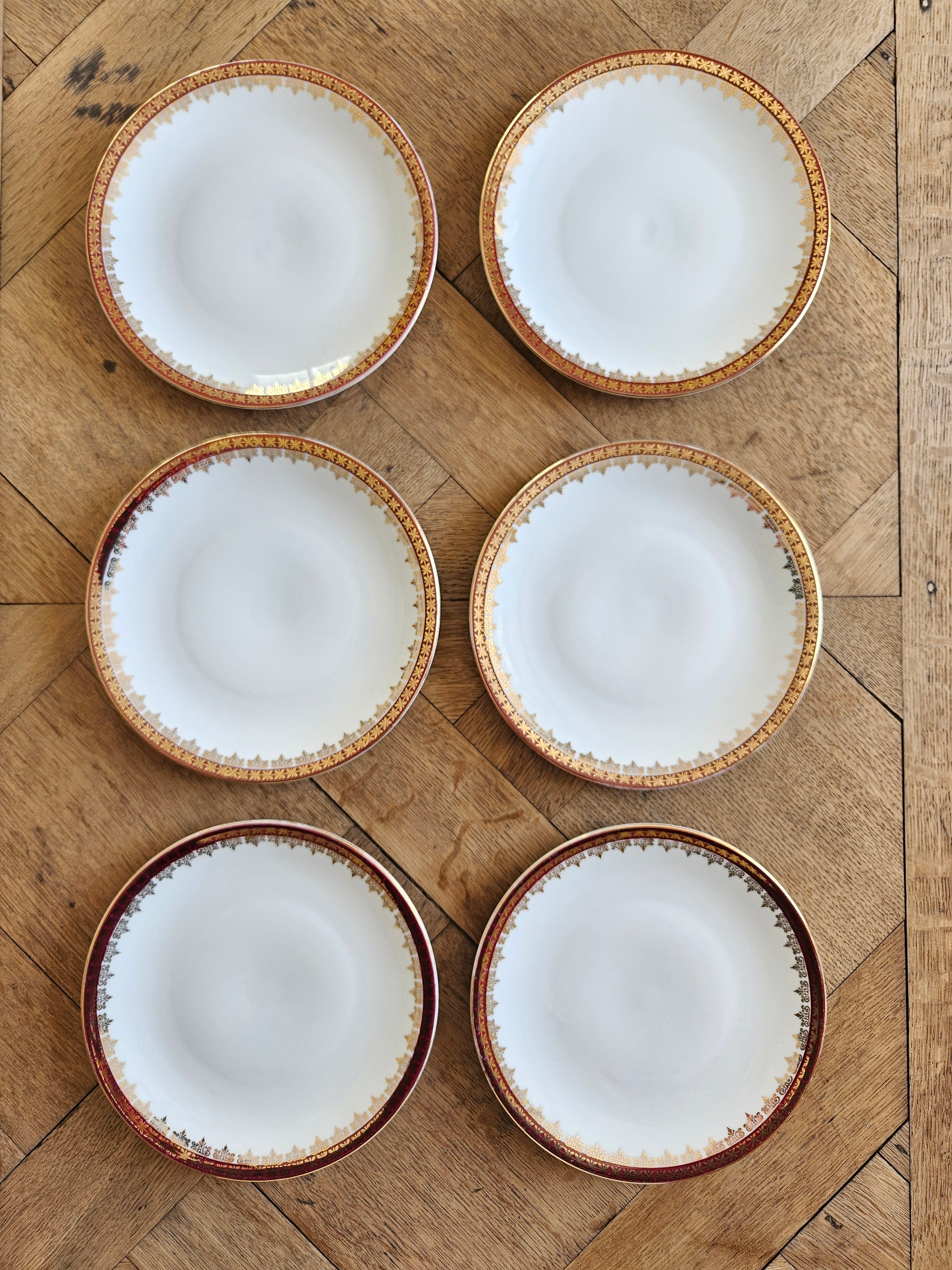 Lot de 6 assiettes à dessert vintage en porcelaine, décor rouge et or