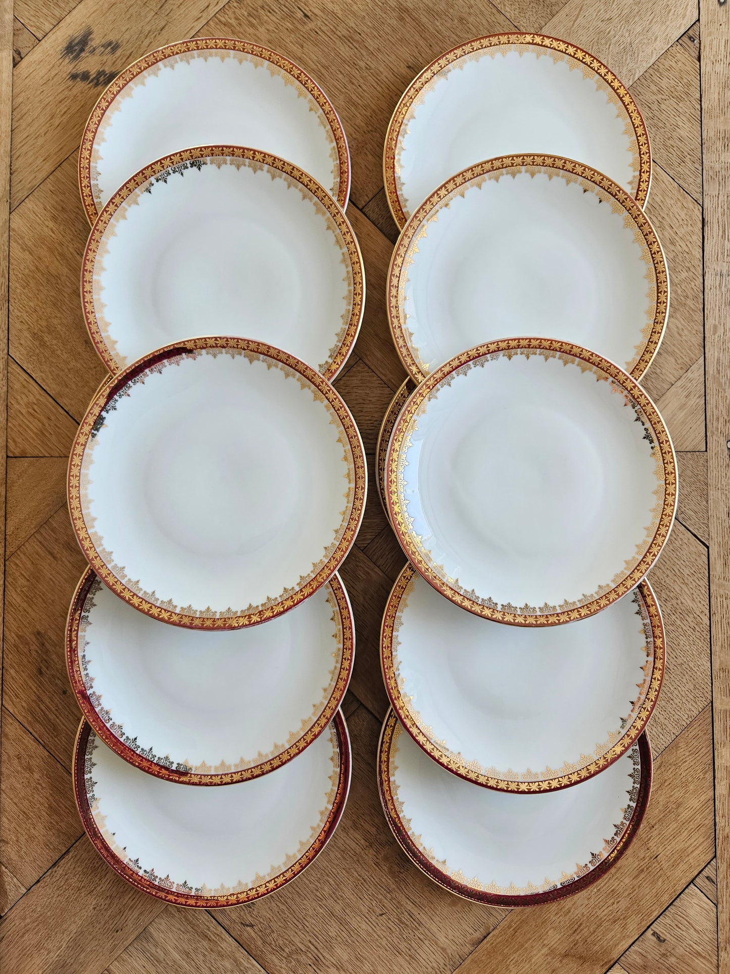 Lot de 12 assiettes à dessert vintage en porcelaine, décor rouge et or