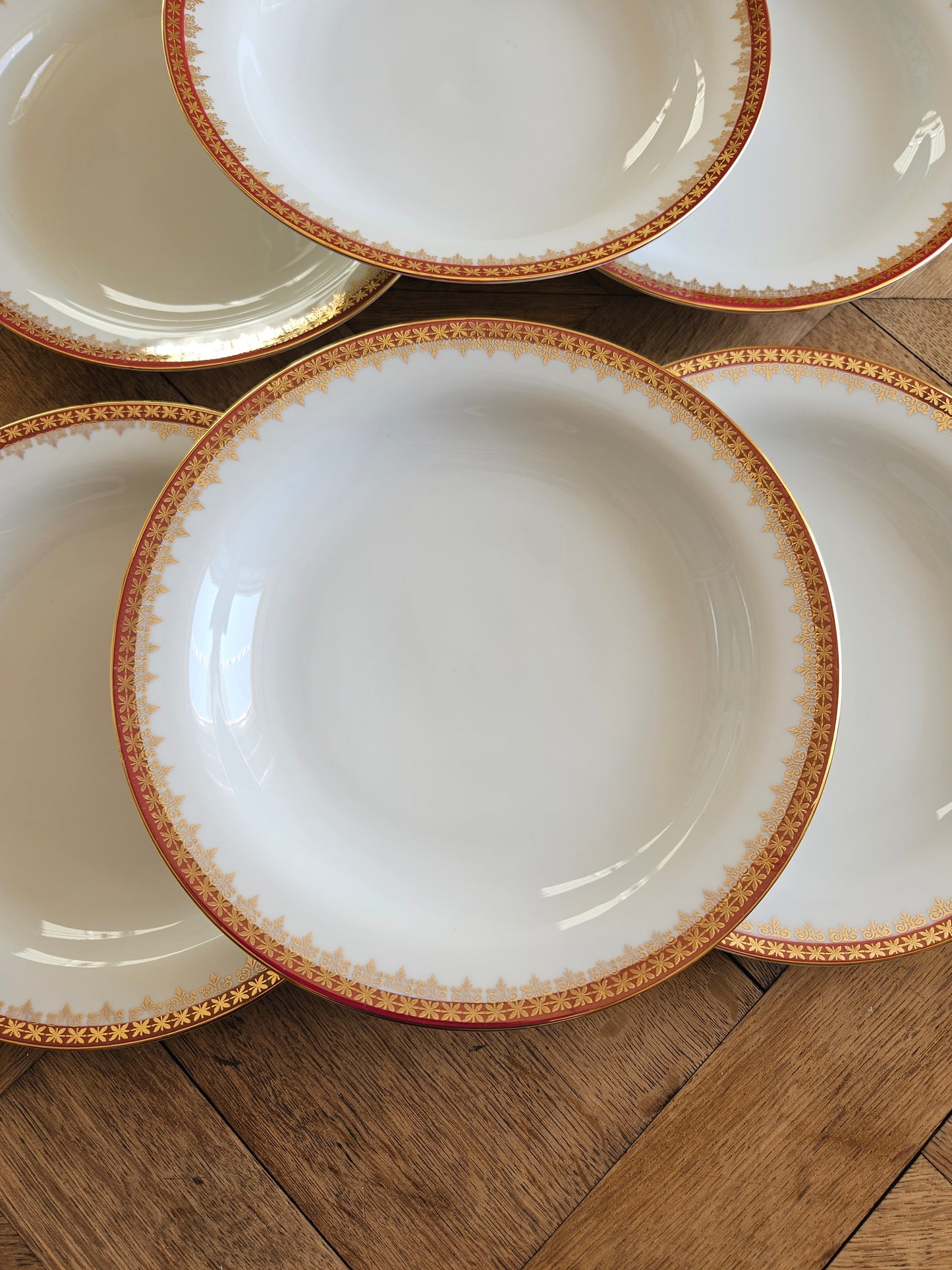 Assiettes creuses en porcelaine, rouge et or