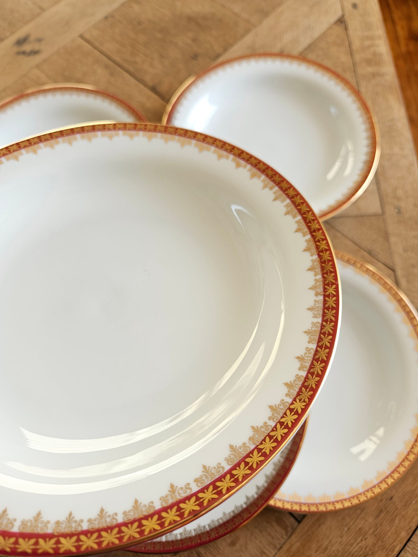 Assiettes creuses porcelaine, rouge et or