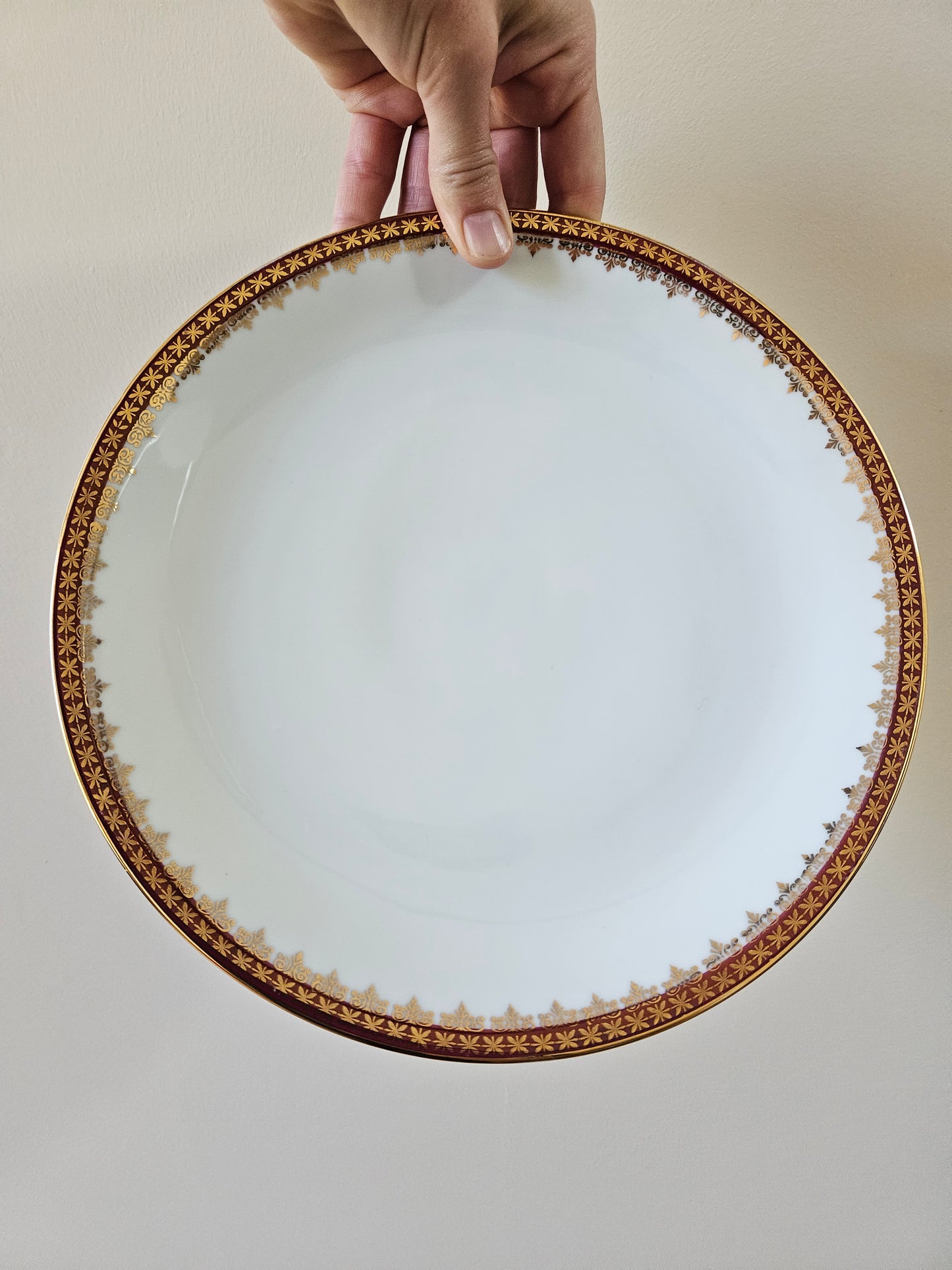 Assiette plate vintage en porcelaine, décor rouge et or