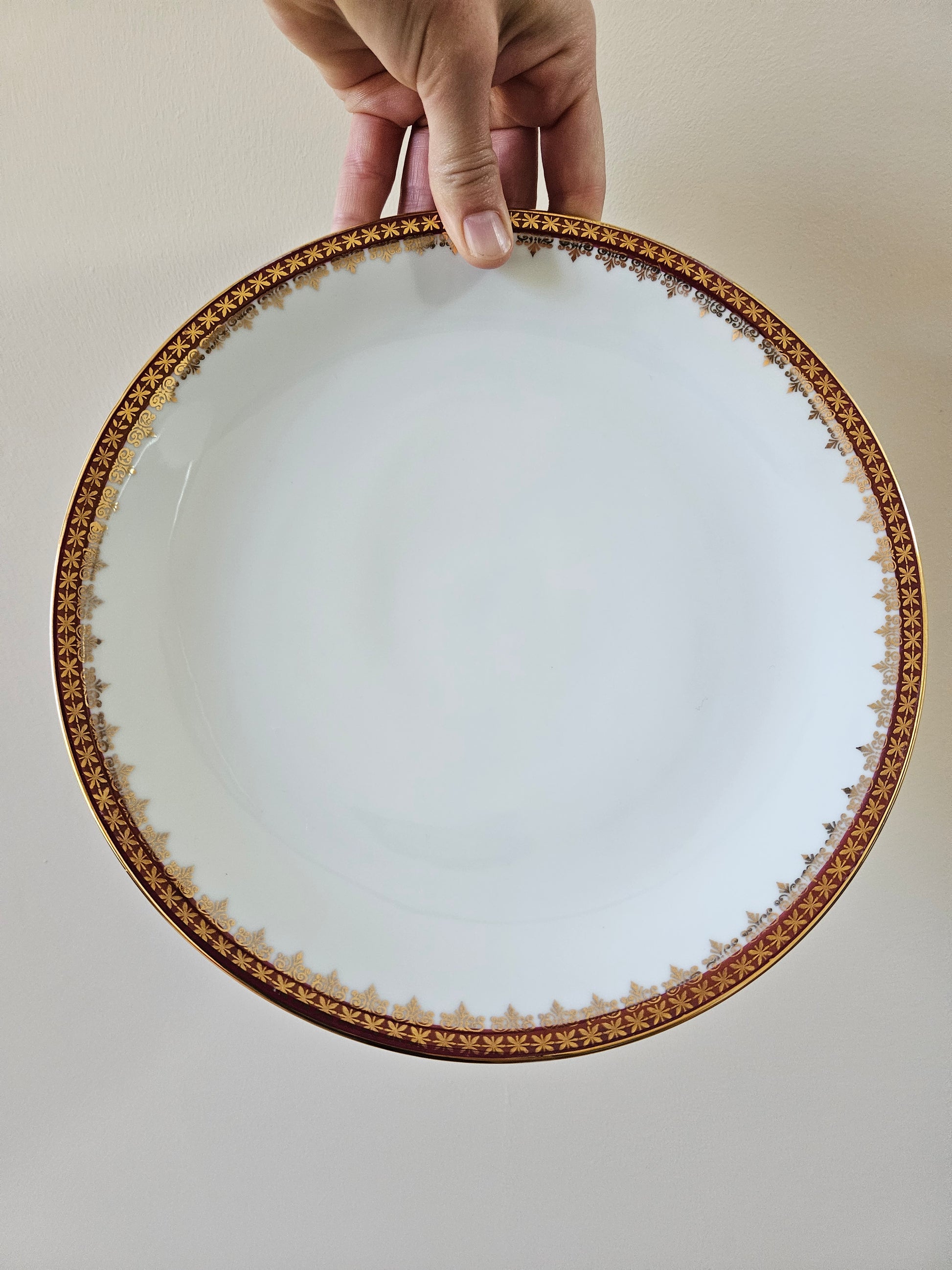 Assiette plate vintage en porcelaine, décor rouge et or