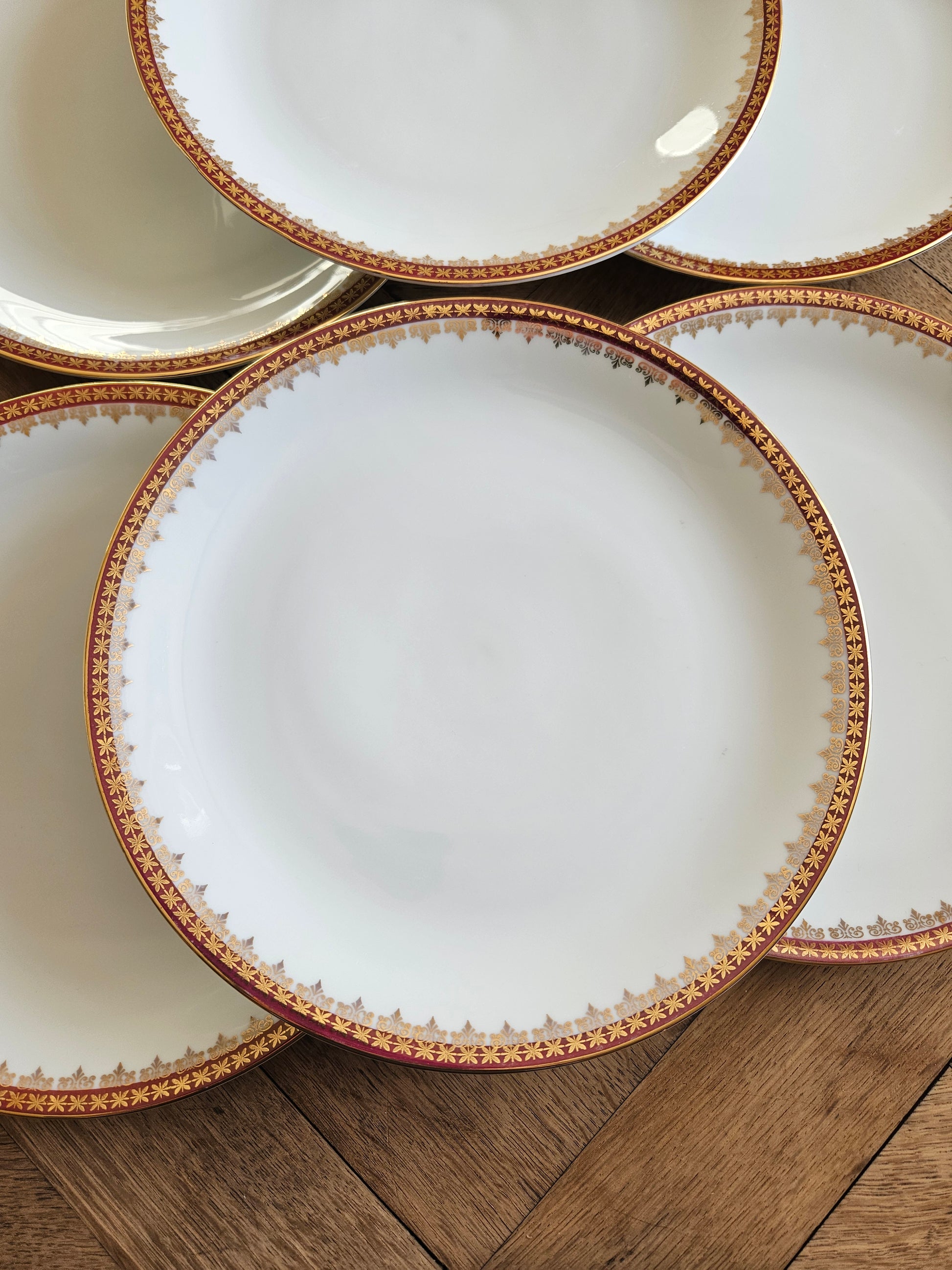 Assiettes plates vintage en porcelaine, décor rouge et or