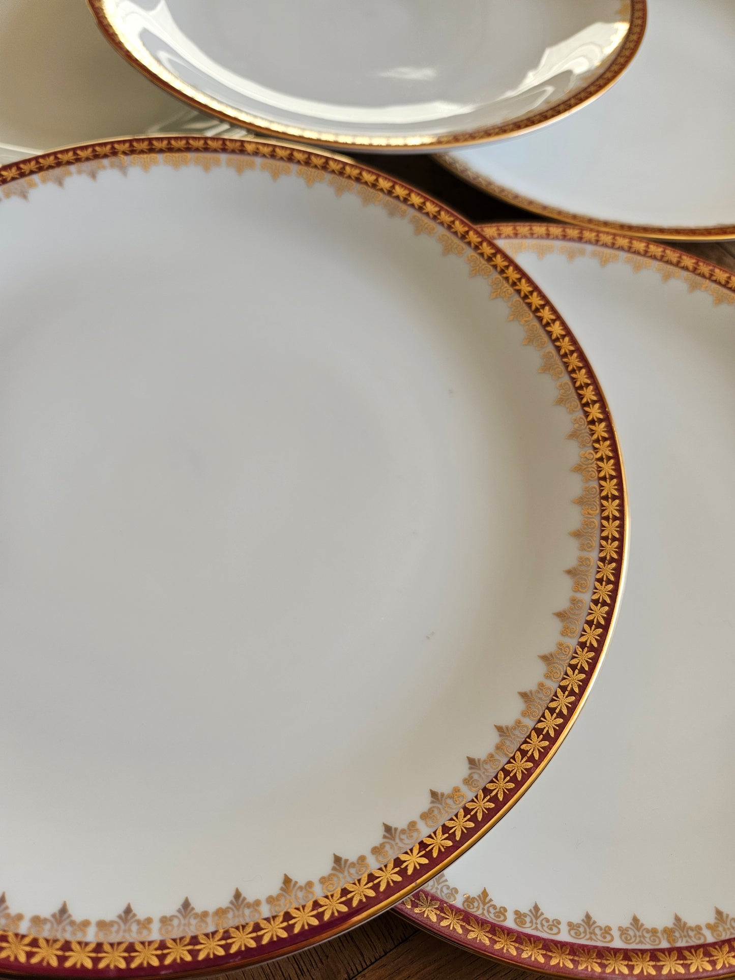 Assiettes plates porcelaine, rouge et or