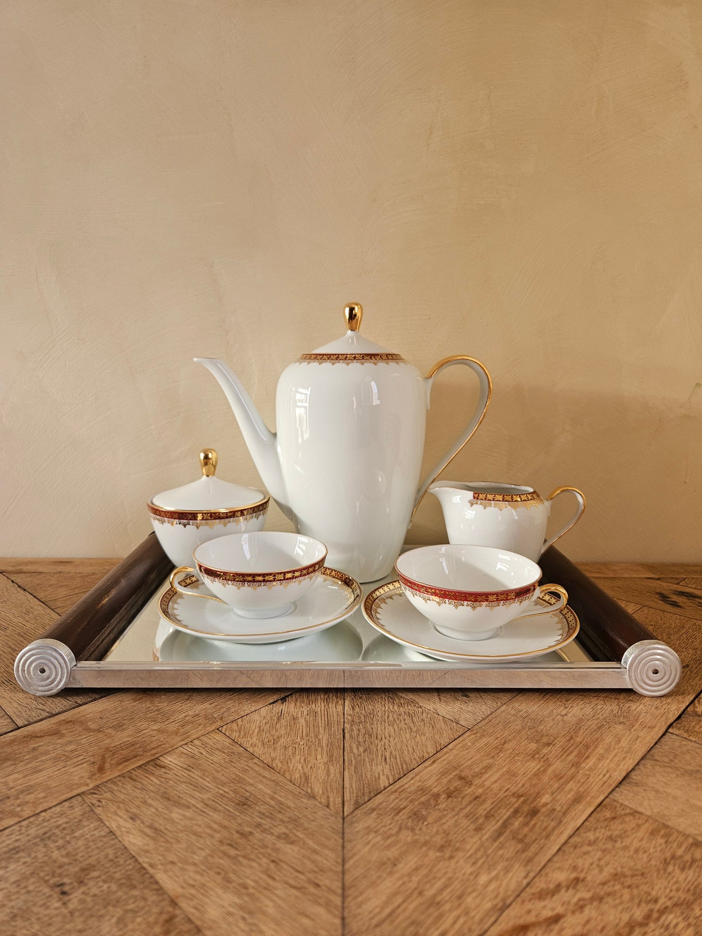 Service à café vintage en porcelaine, décor rouge et doré. Élégance et raffinement. 