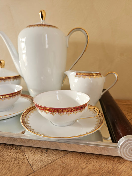 Service à café vintage en porcelaine, décor rouge et doré. Élégance et raffinement. 