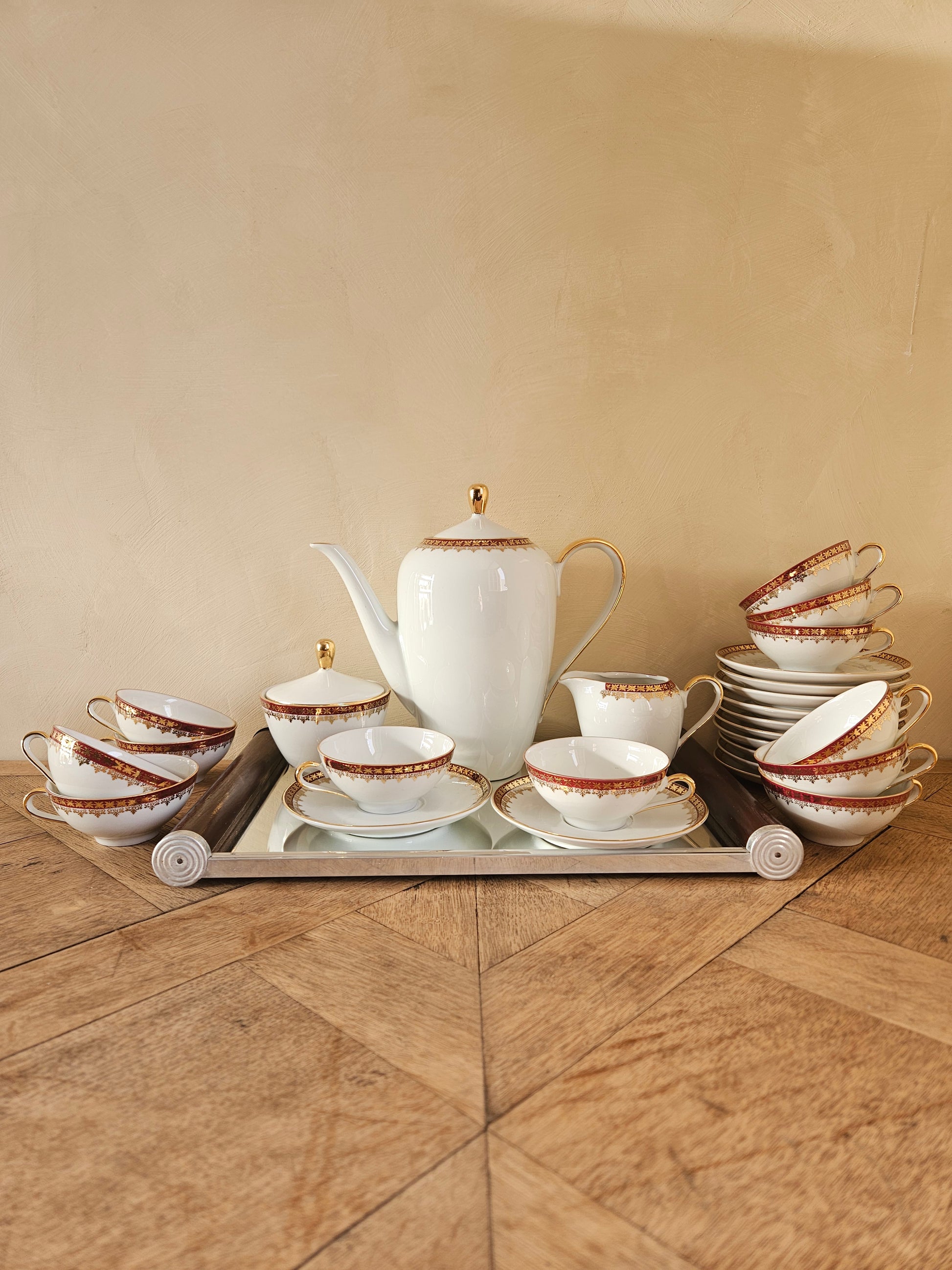 Service à café vintage en porcelaine, décor rouge et doré. Élégance et raffinement. Tasses, cafetière, sucrier et pot à lait vintage.