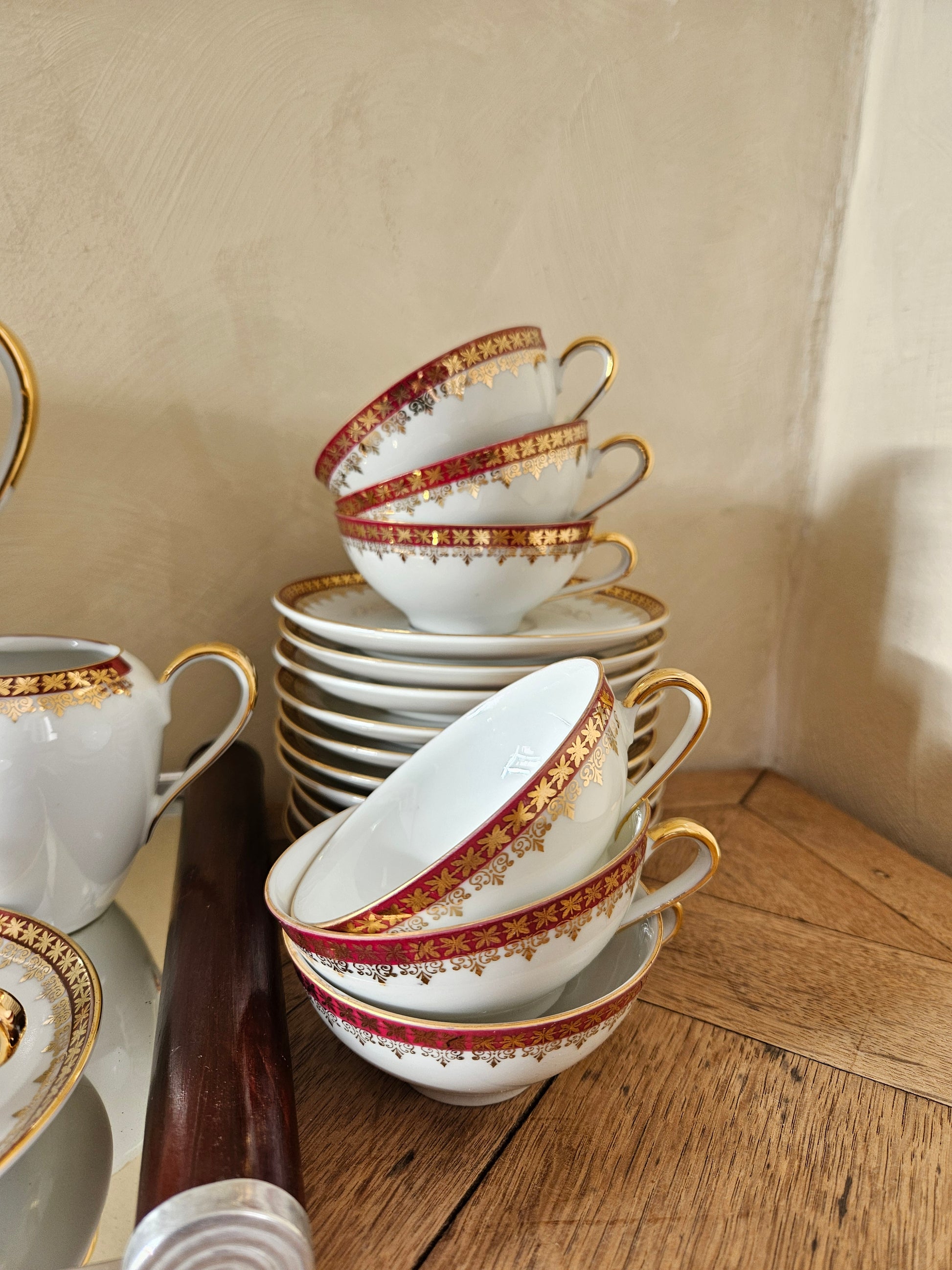 Tasses à café vintage en porcelaine, décor rouge et doré. Élégance et raffinement. 