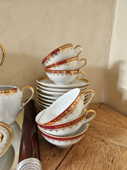 Tasses à café vintage en porcelaine, décor rouge et doré. Élégance et raffinement. 
