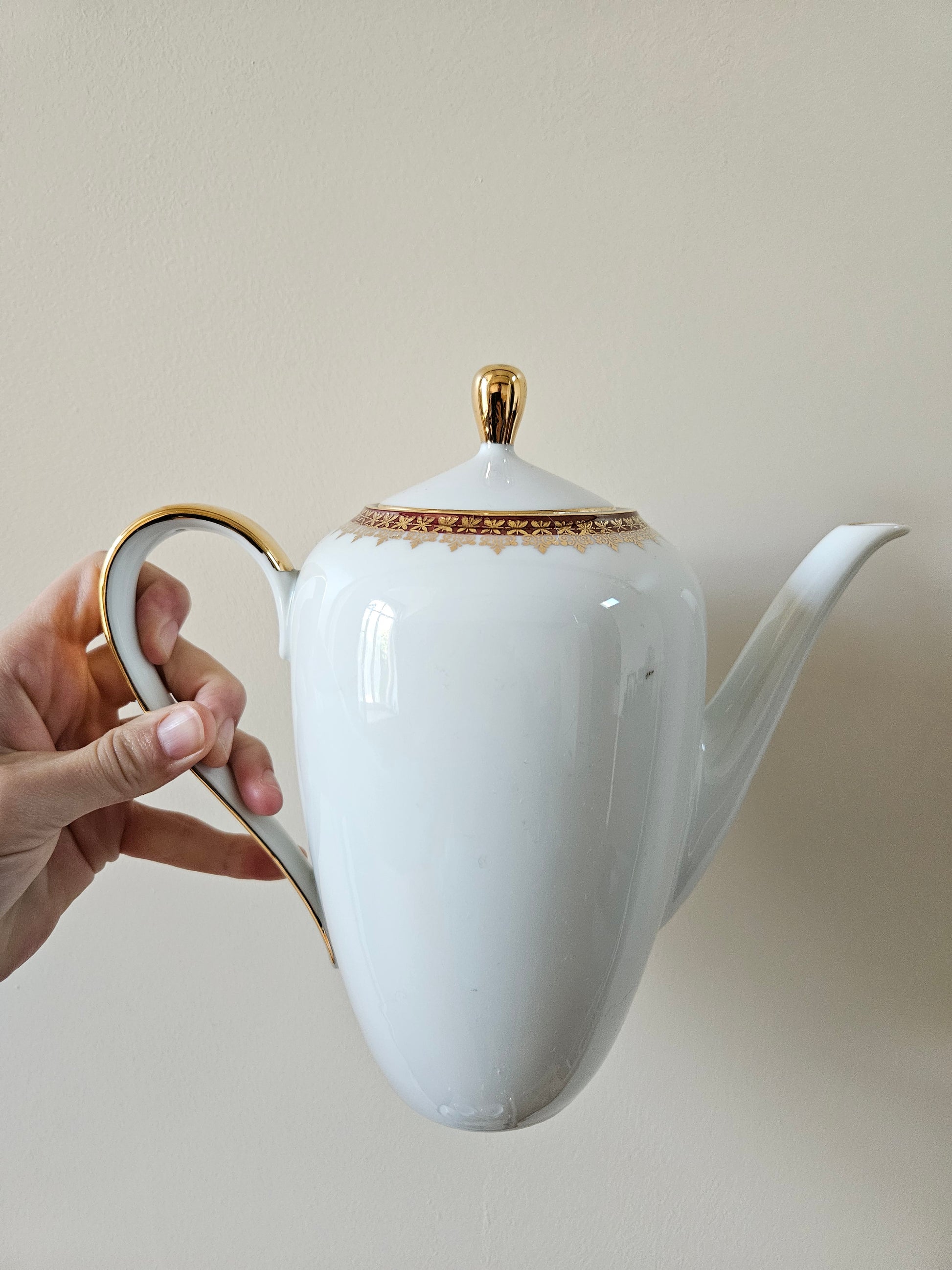 Cafetière vintage en porcelaine, décor rouge et doré. Élégance et raffinement. 