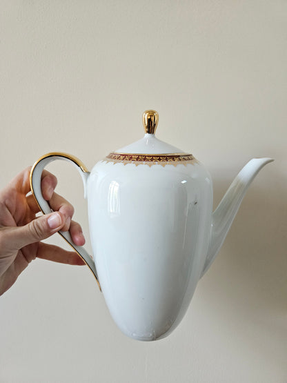 Cafetière vintage en porcelaine, décor rouge et doré. Élégance et raffinement. 
