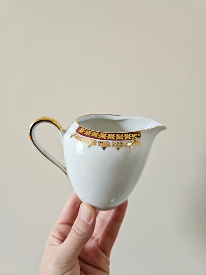 Pot à lait ou crèmier vintage en porcelaine, décor rouge et doré. Élégance et raffinement. 