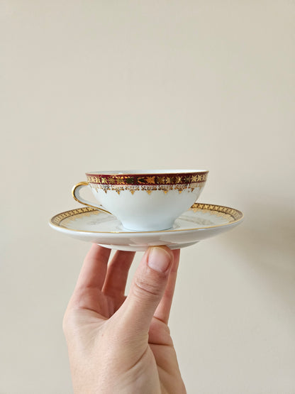 Tasse à café et sous-tasse vintage en porcelaine, décor rouge et doré. Élégance et raffinement. 