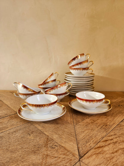 Lot de 12 tasses à café vintage en porcelaine, décor rouge et doré. Élégance et raffinement. 