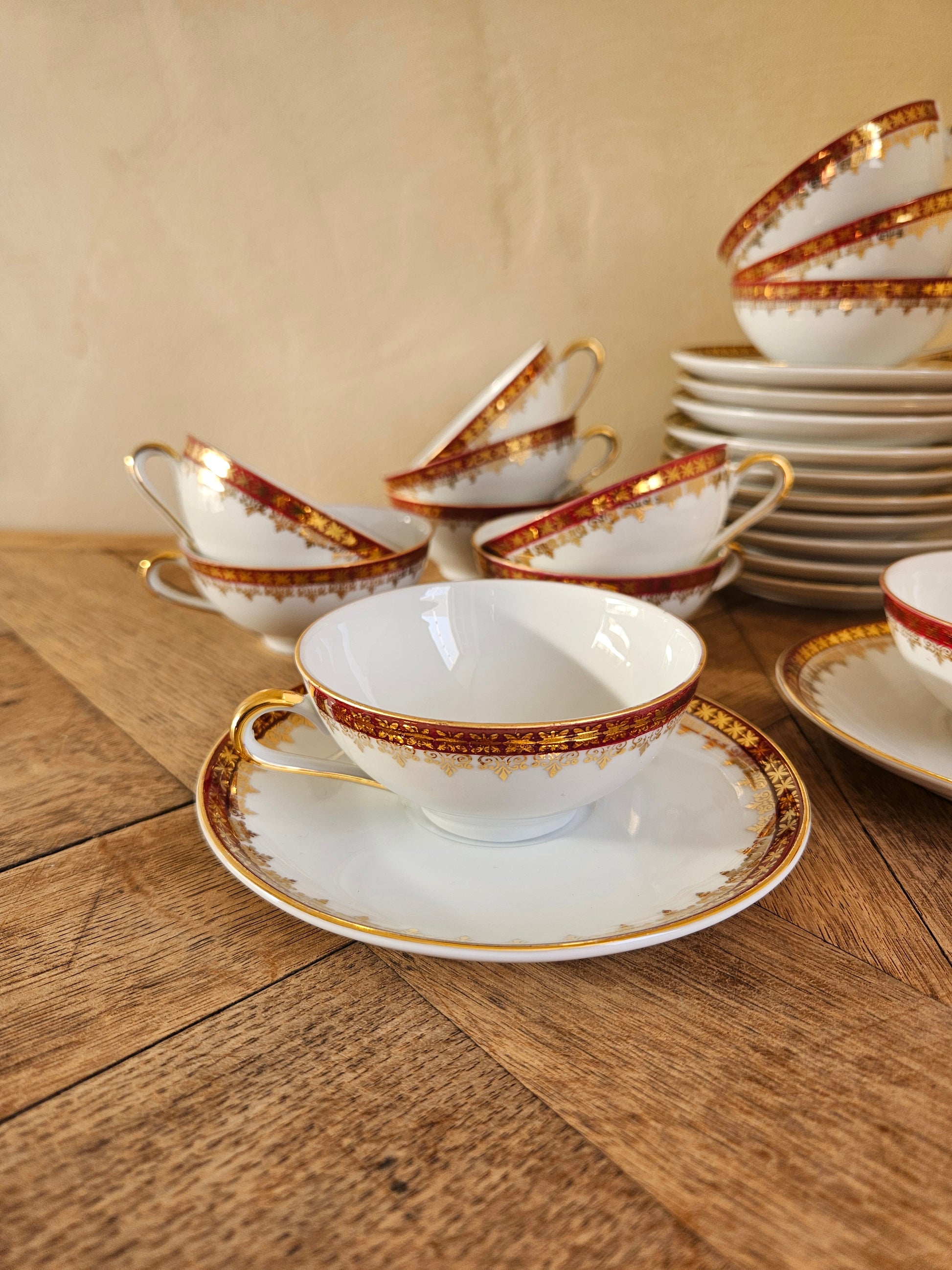 Tasses à café vintage en porcelaine, décor rouge et doré. Élégance et raffinement. 