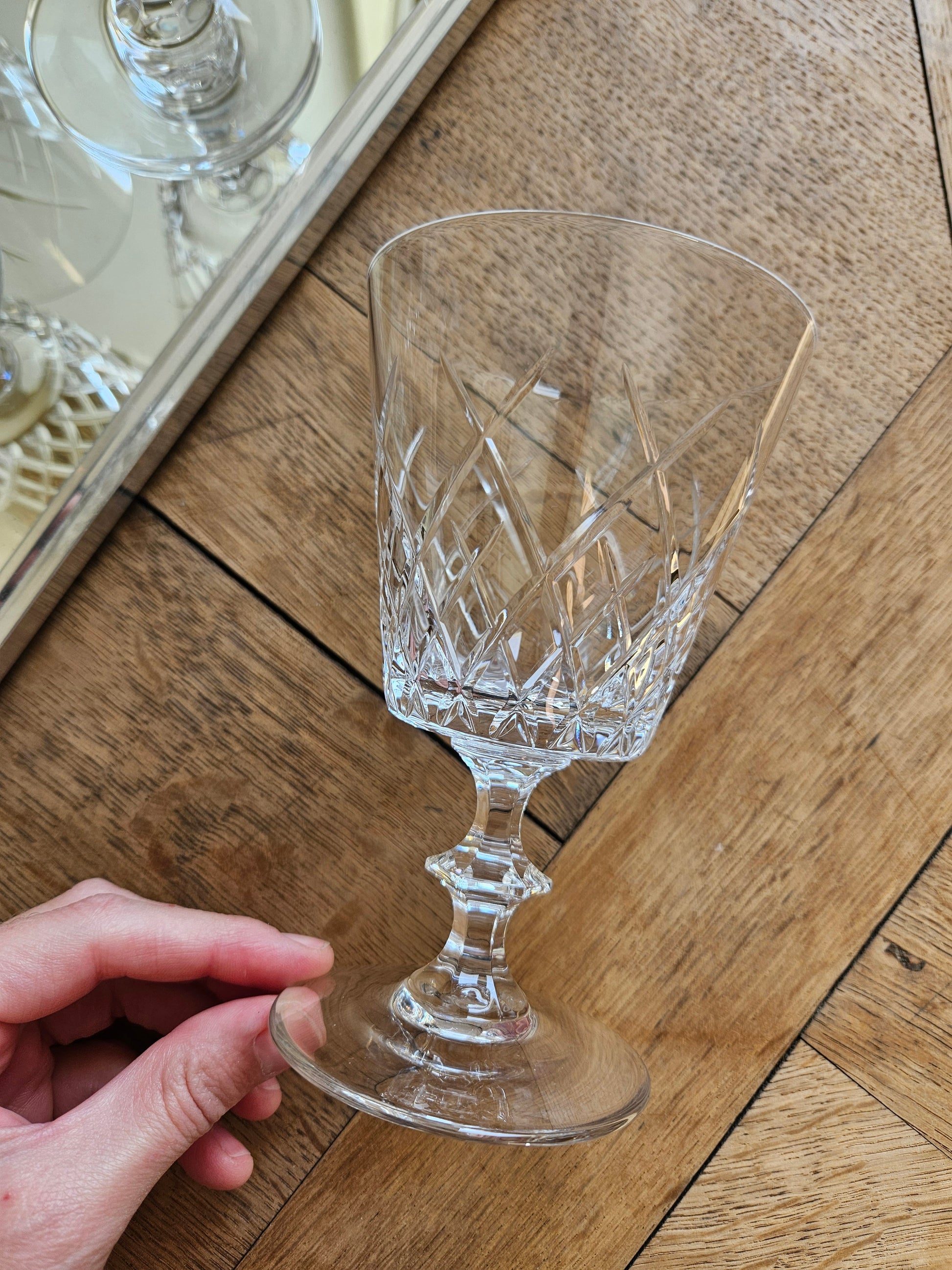 Verres à pied vintage en cristal de Vannes. Fin et élégant