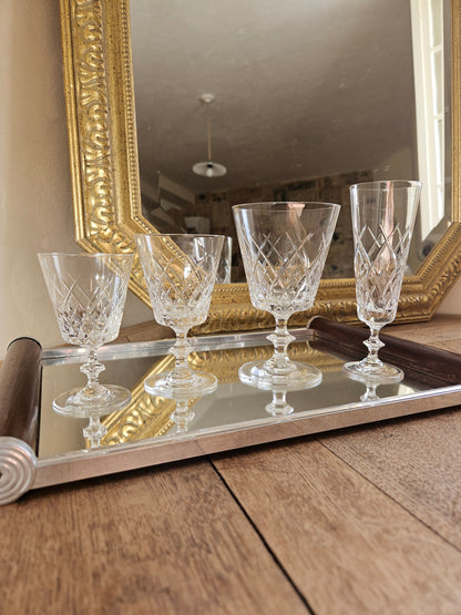 Set de verres à pied et flûtes à champagne anciens en cristal de Vannes.
