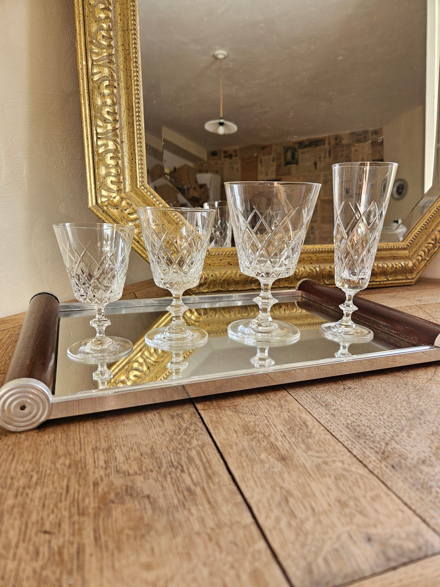 Set de verres à pied anciens en cristal de Vannes. Fins et élégants 