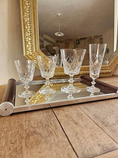 Set de verres à pied anciens en cristal de Vannes. Fins et élégants 