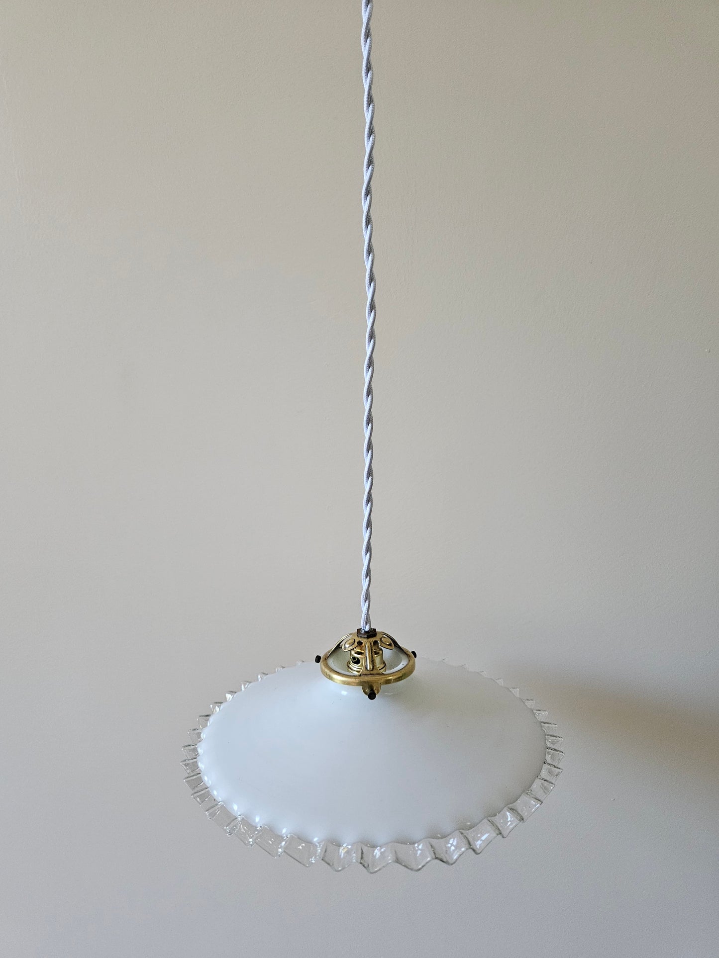 Suspension vintage en opaline dentelée #2