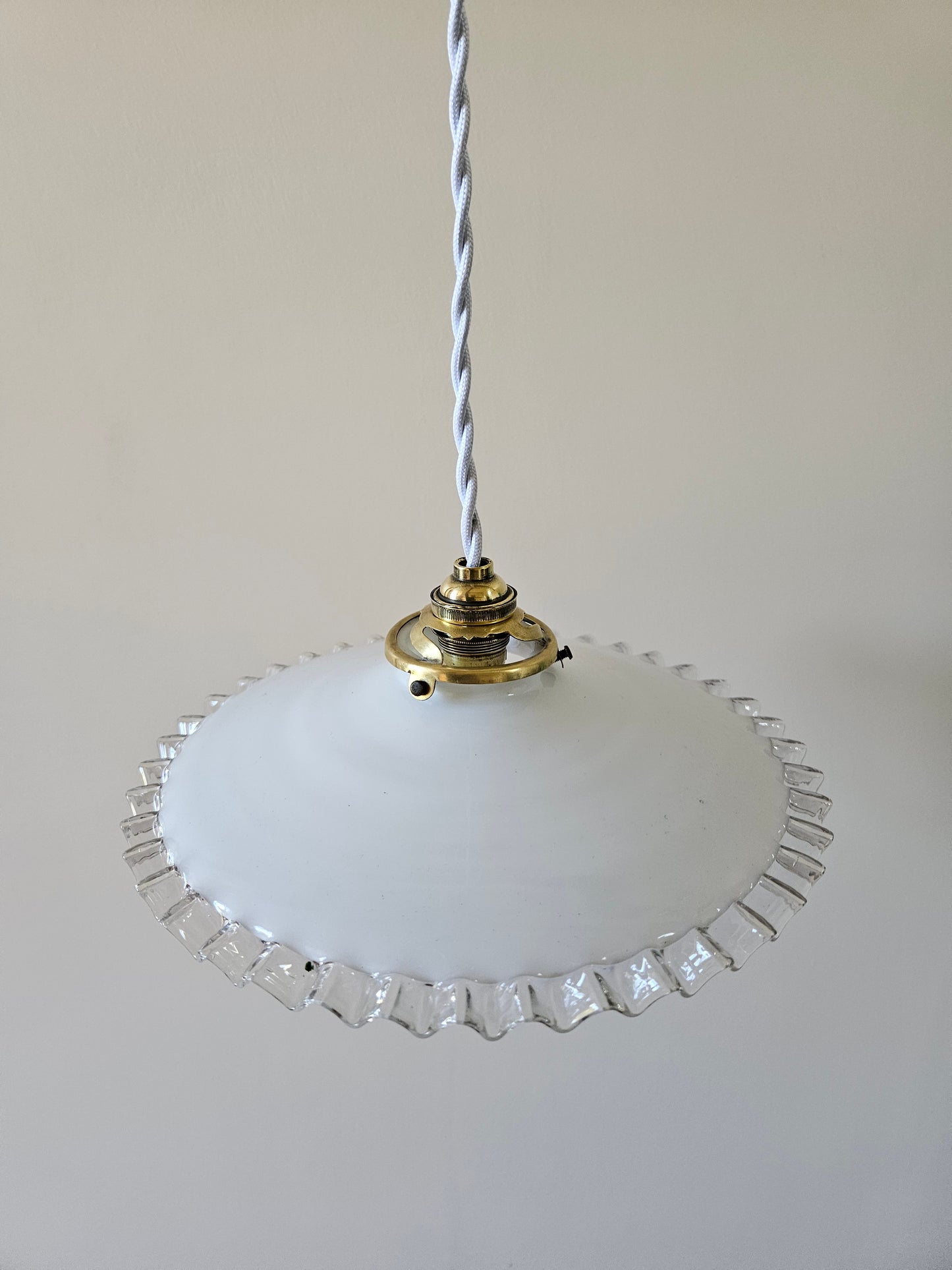 Suspension vintage en opaline dentelée #1