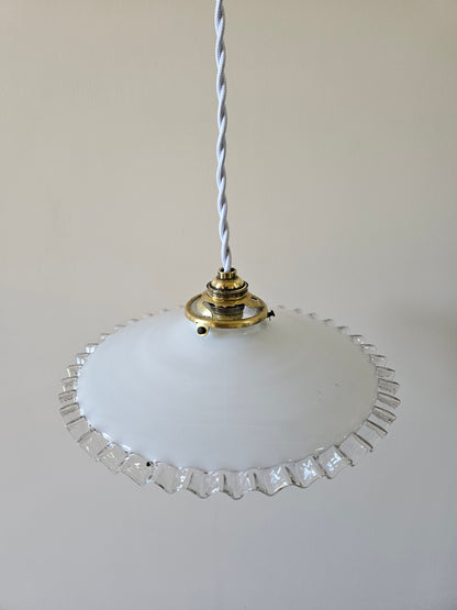 Suspension vintage en opaline dentelée #1