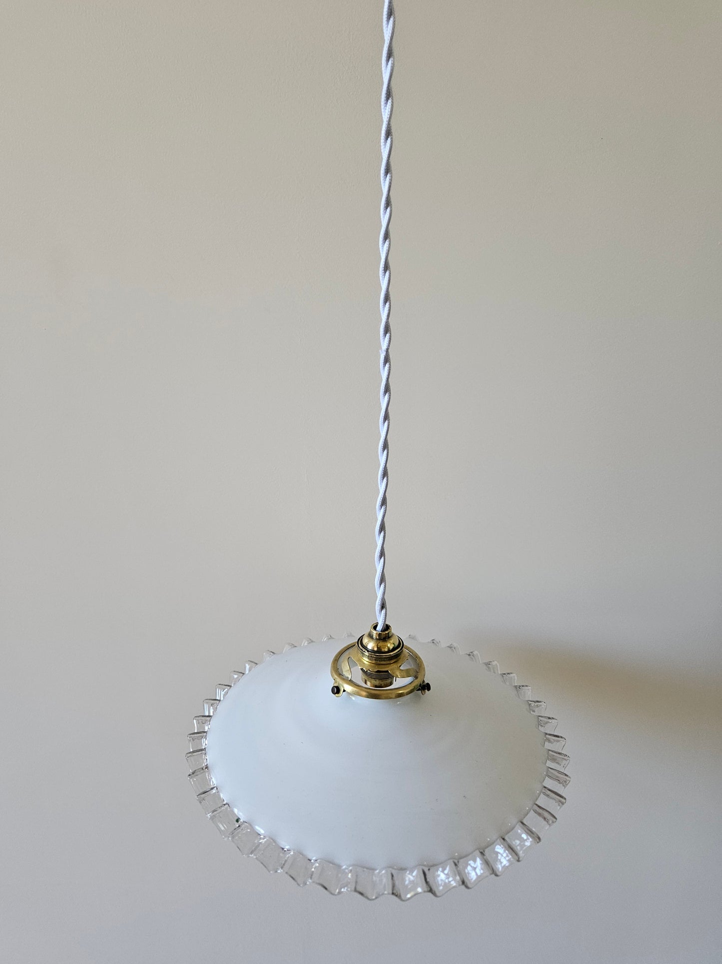 Suspension vintage en opaline dentelée #1