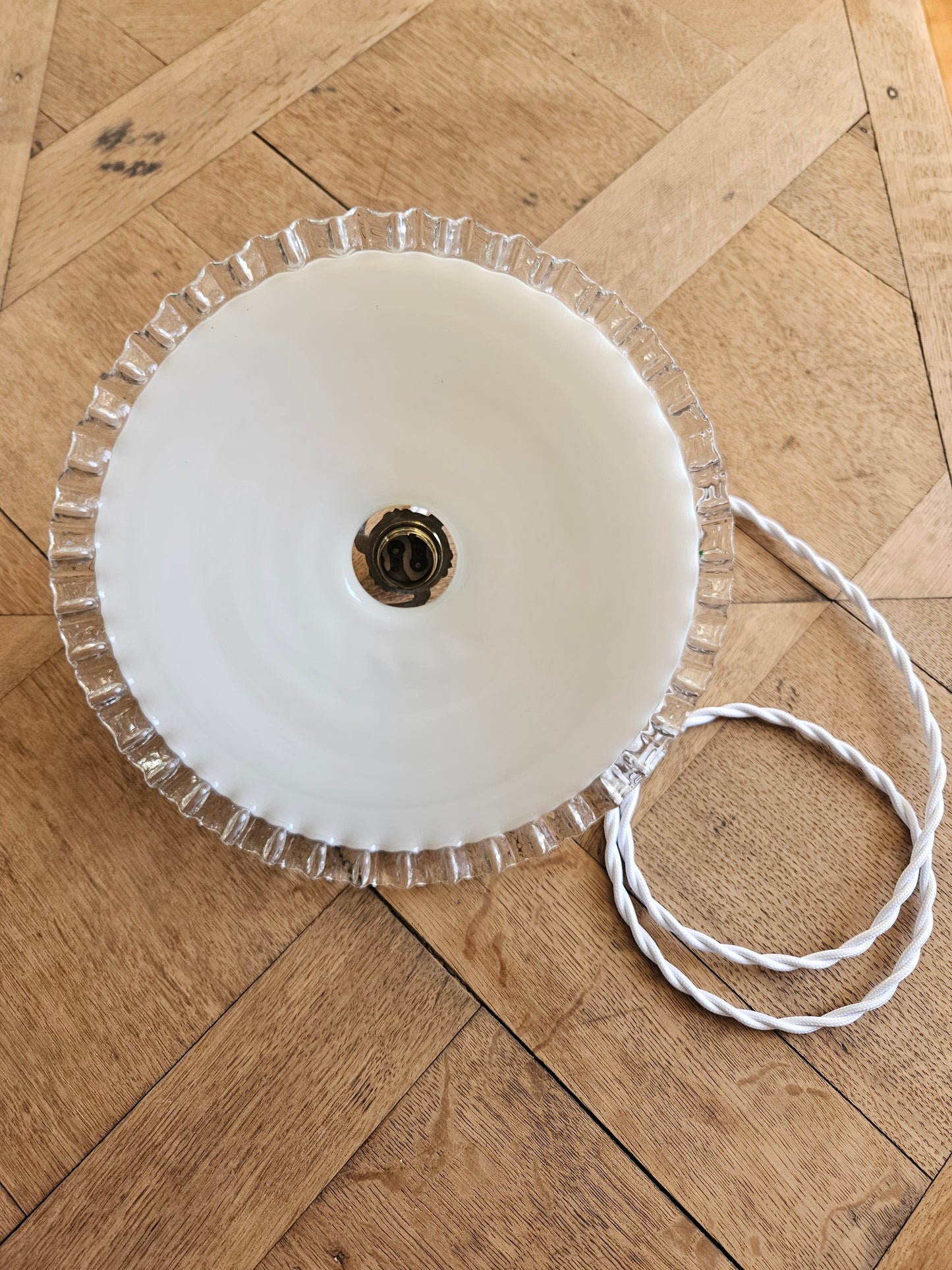 Suspension vintage en opaline dentelée #1