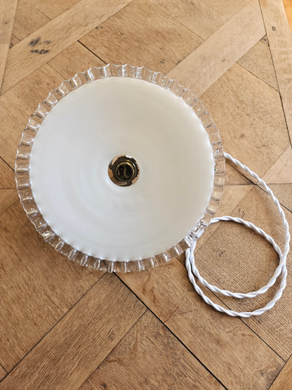 Suspension vintage en opaline dentelée #1