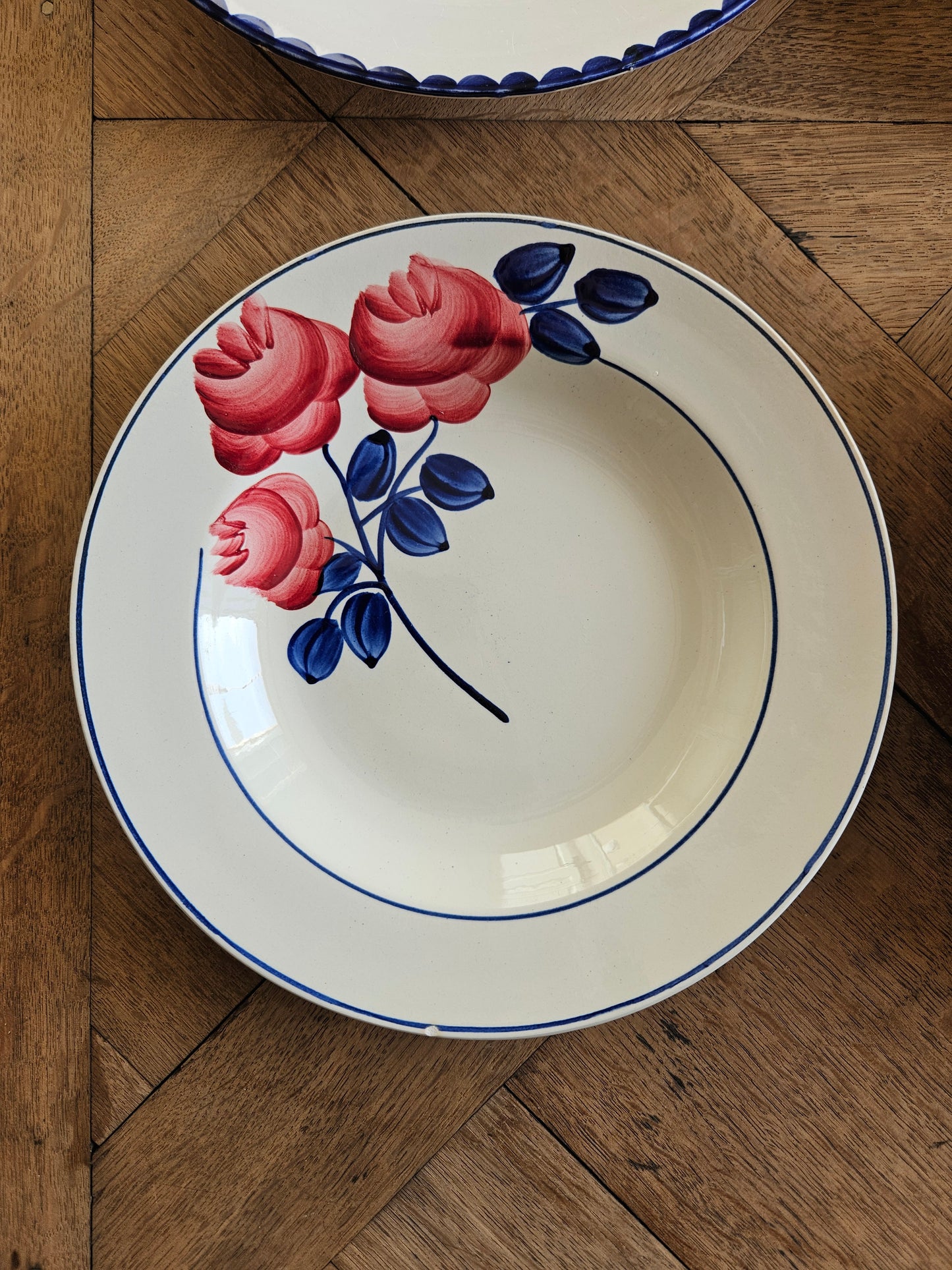 Assiettes creuses rétro dépareillées, rouges et bleues