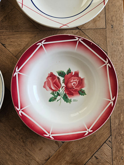 Assiettes creuses rétro dépareillées, rouges et bleues