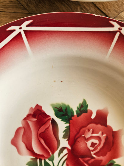 Assiettes creuses rétro dépareillées, rouges et bleues