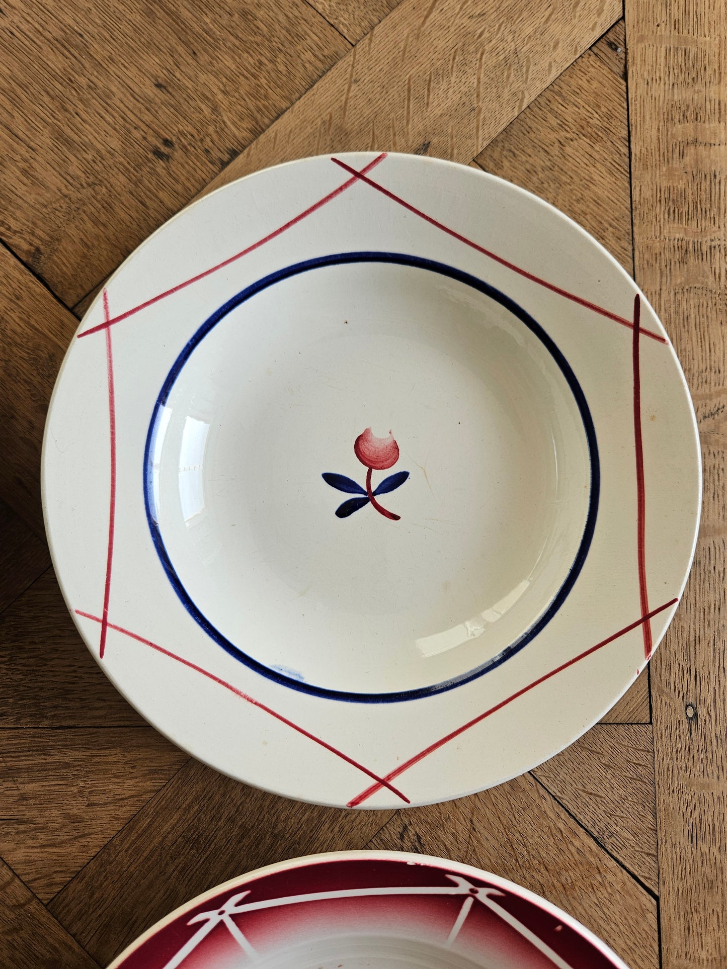 Assiettes creuses rétro dépareillées, rouges et bleues