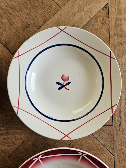 Assiettes creuses rétro dépareillées, rouges et bleues